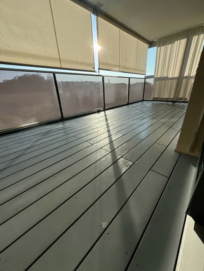 Balkon mit grauem Holzboden