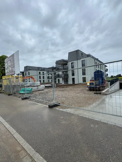 Modernes Neubauprojekt in Winterthur mit frisch gestrichener heller Fassade und dunklem Dach – professionelle Fassadenmalerei vom Malerbetrieb in Winterthur.