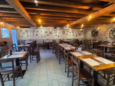 Gemütliches Restaurant in Winterthur mit frisch gestrichenen Wänden, rustikaler Holzbalkendecke und warmem Lichtambiente – Malerarbeiten vom Fachbetrieb in Winterthur.