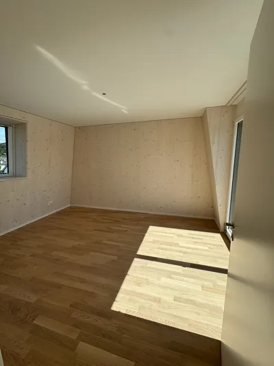 Zimmer mit Holzverkleidung und Parkett, Flächen fachgerecht grundiert und gestrichen.